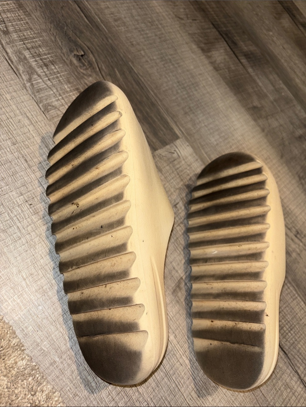 Adidas Yeezy Cream Slides - Picture 8 of 8